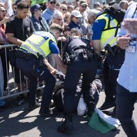 Policija odvodi prosvjednika s palestinskom zastavom na otvorenju Eurovizije u Baselu