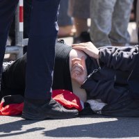 Policija odvodi prosvjednika s palestinskom zastavom na otvorenju Eurovizije u Baselu