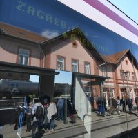 Prvi elektrobaterijski vlak