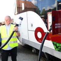 Prvi elektrobaterijski vlak