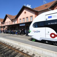 Prvi elektrobaterijski vlak