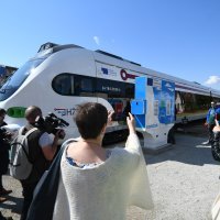 Prvi elektrobaterijski vlak