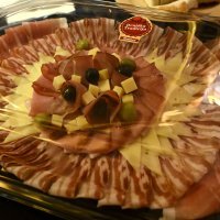 U stožeru Pavla Kalinića u diskoteci Saloon poslužena je klasična mesna plata