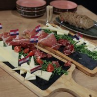 U stožeru Marije Selak Raspudić poslužena je mesna plata