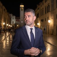 Gradonačelnik Dubrovnika Mato Franković obranio je fotelju, pa požurio pozirati na Stradunu