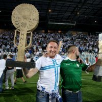 2017. Rijeka: Navijači utrčali u teren i s igračima proslavili povijesni naslov prvaka Hrvatske