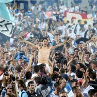 2017. Rijeka: Navijači utrčali u teren i s igračima proslavili povijesni naslov prvaka Hrvatske