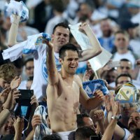 2017. Rijeka: Navijači utrčali u teren i s igračima proslavili povijesni naslov prvaka Hrvatske