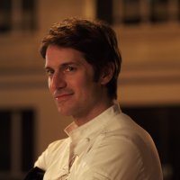 Lucas Bravo u seriji 'Emily u Parizu'