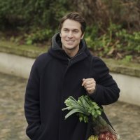 Lucas Bravo u seriji 'Emily u Parizu'