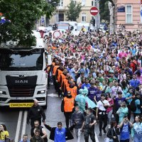 Povorka zagrebačkih maturanata prema jezeru Bundek na proslavu norijade