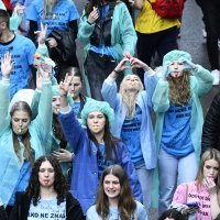 Povorka zagrebačkih maturanata prema jezeru Bundek na proslavu norijade