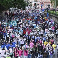 Povorka zagrebačkih maturanata prema jezeru Bundek na proslavu norijade