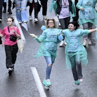 Povorka zagrebačkih maturanata prema jezeru Bundek na proslavu norijade