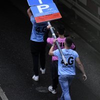 Povorka zagrebačkih maturanata prema jezeru Bundek na proslavu norijade