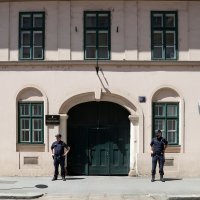 Policija dovodi kombijem osumnjičene u akciji Karbon na Županijski sud