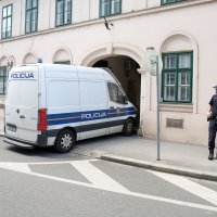 Policija dovodi kombijem osumnjičene u akciji Karbon na Županijski sud