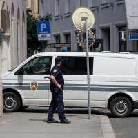 Policija dovodi kombijem osumnjičene u akciji Karbon na Županijski sud