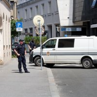 Policija dovodi kombijem osumnjičene u akciji Karbon na Županijski sud