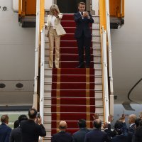 Emmanuel i Brigitte Macron napuštaju Vijetnam