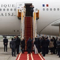 Emmanuel i Brigitte Macron napuštaju Vijetnam