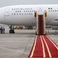 Emmanuel i Brigitte Macron napuštaju Vijetnam