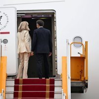 Emmanuel i Brigitte Macron napuštaju Vijetnam