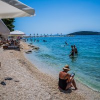 Gužva na splitskoj plaži Kašjuni