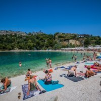 Gužva na splitskoj plaži Kašjuni