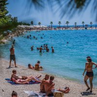 Gužva na splitskoj plaži Kašjuni