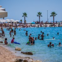 Gužva na splitskoj plaži Kašjuni