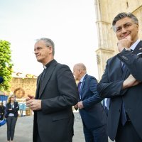 Premijer Plenković se sastao sa zagrebačkim nadbiskupom Draženom Kutlešom i obišao katedralu