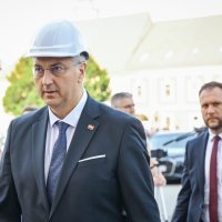 Premijer Plenković se sastao sa zagrebačkim nadbiskupom Draženom Kutlešom i obišao katedralu