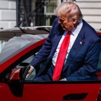 Donald Trump kupio auto Teslu
