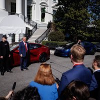 Donald Trump kupio auto Teslu