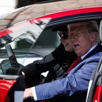 Donald Trump kupio auto Teslu