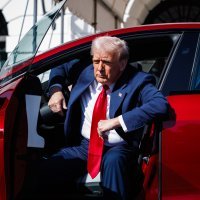 Donald Trump kupio auto Teslu