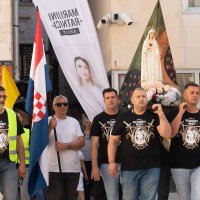 Molitelji i turisti u Splitu