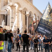 Molitelji i turisti u Splitu