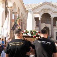 Molitelji i turisti u Splitu