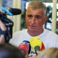 Miro Bulj s kamionima smeća ispred zgrade Splitsko-dalmatinske županije