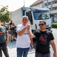 Miro Bulj s kamionima smeća ispred zgrade Splitsko-dalmatinske županije