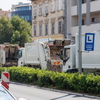 Miro Bulj s kamionima smeća ispred zgrade Splitsko-dalmatinske županije