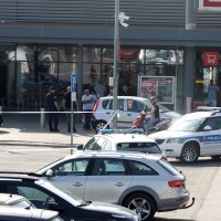 Šibenik: Policijski očevid na mjestu gdje je došlo do pucnja vatrenim oružjem u službenom vozilu