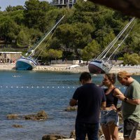 Nasukane jedrilice i gliseri na plaži u Rovinju
