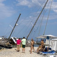 Nasukane jedrilice i gliseri na plaži u Rovinju
