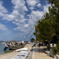 Nasukane jedrilice i gliseri na plaži u Rovinju
