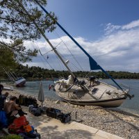 Nasukane jedrilice i gliseri na plaži u Rovinju