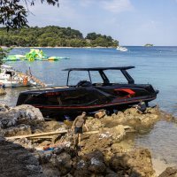 Nasukane jedrilice i gliseri na plaži u Rovinju