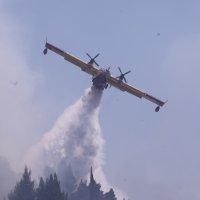 Kanaderi pomažu u gašenju požara